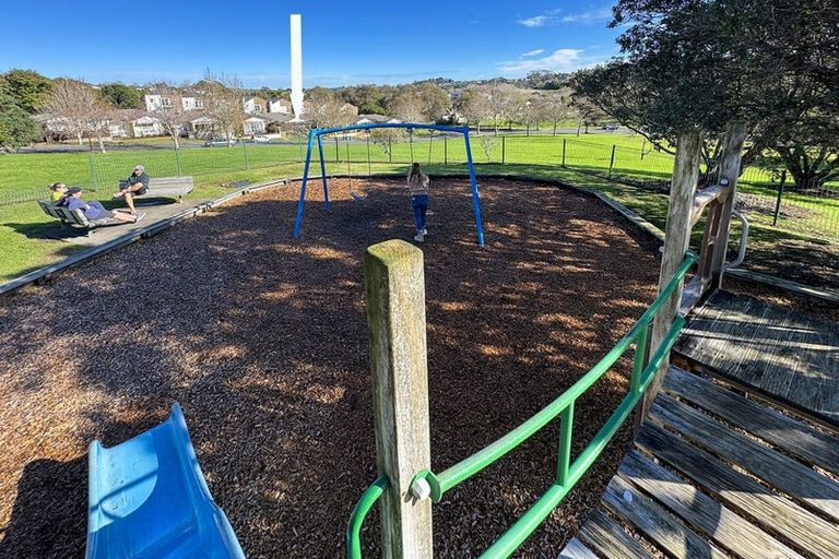 Photo of property in 2/1-5 Gleanor Avenue, Oteha, Auckland, 0632