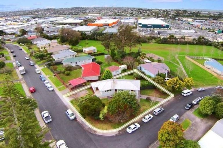 Photo of property in 15 Locket Road, Glenfield, Auckland, 0629