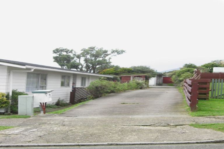 Photo of property in 8a Chetwode Grove, Newlands, Wellington, 6037