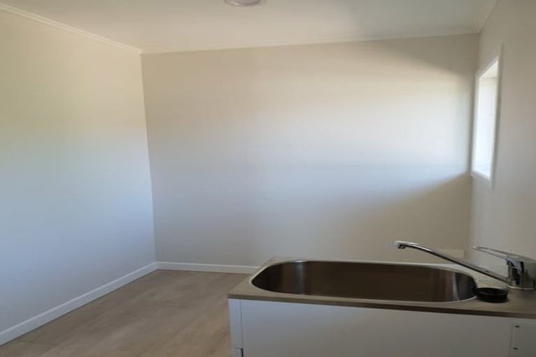 Photo of property in 9 Lex Avenue, Green Bay, Auckland, 0604