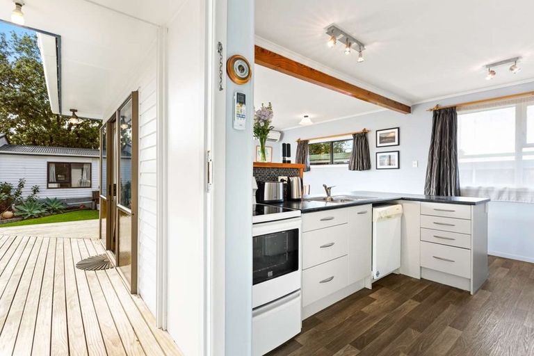 Photo of property in 31 Hereford Street, Te Atatu Peninsula, Auckland, 0610