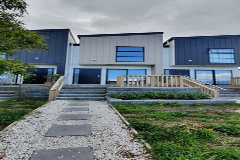 Photo of property in 2/6 Hepburn Road, Glendene, Auckland, 0602