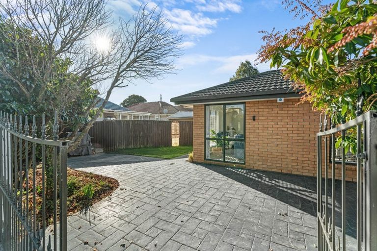 Photo of property in 32 Montclare Avenue, Avonhead, Christchurch, 8042