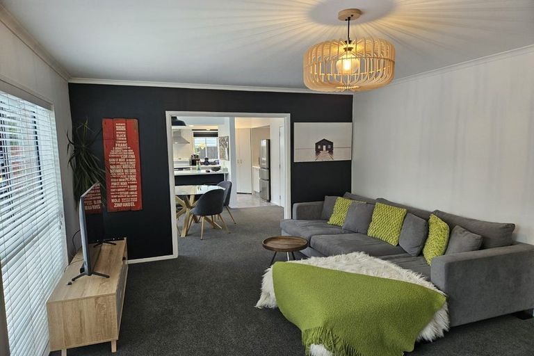 Photo of property in 50 Saint Andrews Square, Strowan, Christchurch, 8052