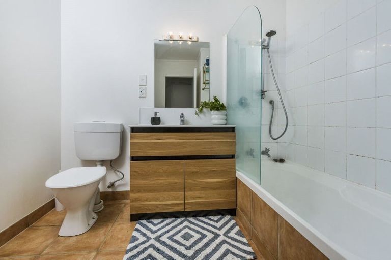 Photo of property in 9l View Road, Glenfield, Auckland, 0627