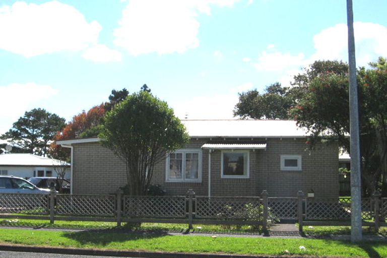 Photo of property in 2/20 Harbour View Road, Te Atatu Peninsula, Auckland, 0610