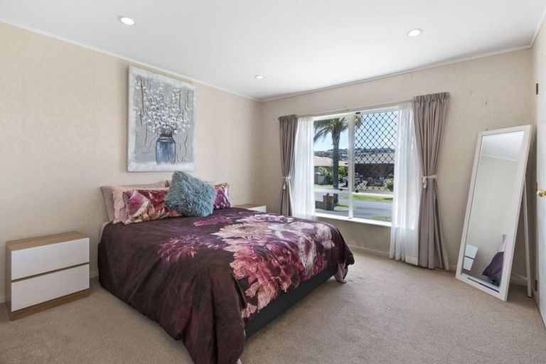 Photo of property in 196 Lakeside Drive, Orewa, 0931