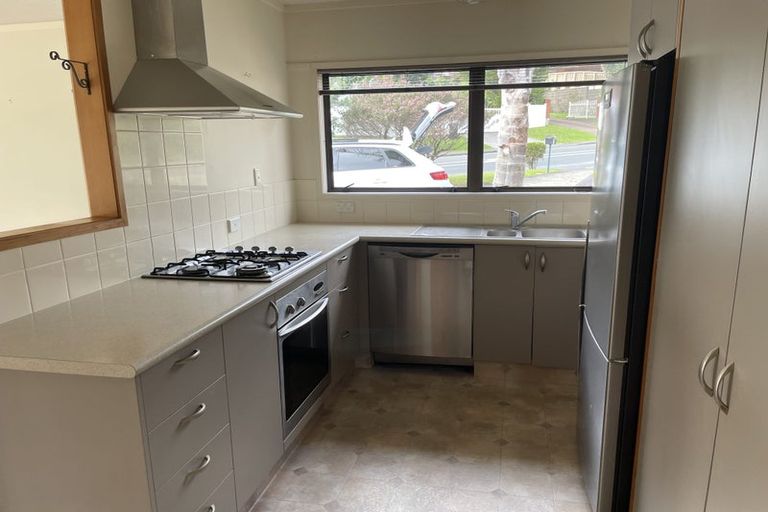 Photo of property in 2/918 Beach Road, Waiake, Auckland, 0630