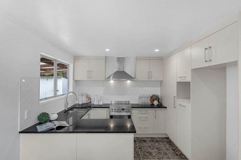 Photo of property in 25 Finn Place, Totara Vale, Auckland, 0629