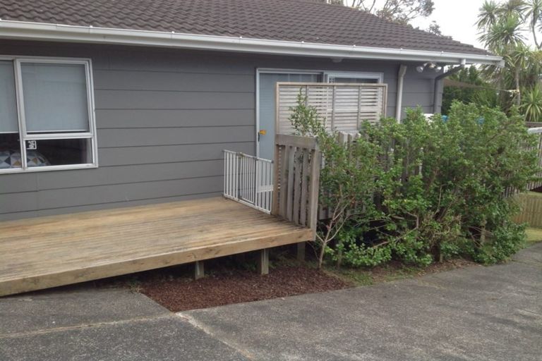 Photo of property in 2/247 Wairau Road, Totara Vale, Auckland, 0627