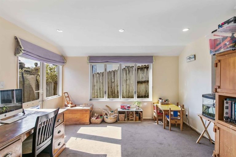 Photo of property in 18 Tyrico Close, Unsworth Heights, Auckland, 0632