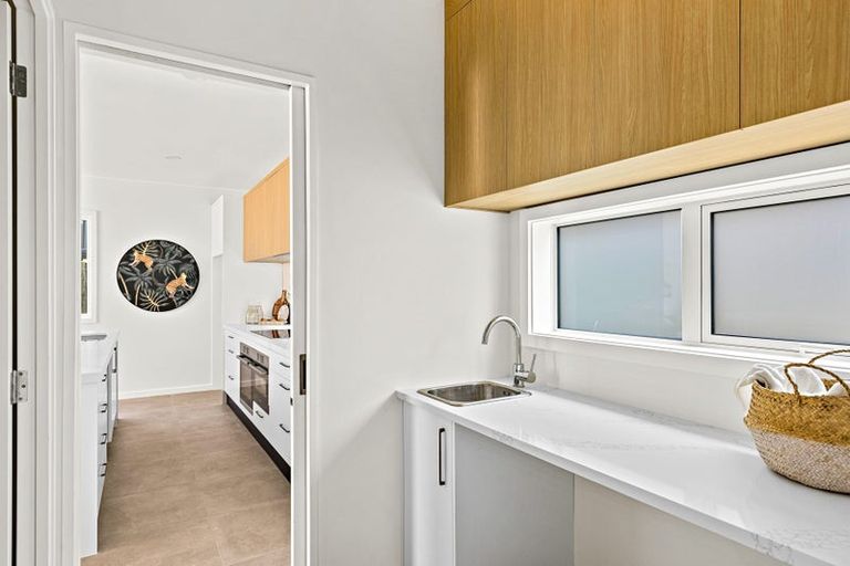 Photo of property in 7 The Bays Rise, Murrays Bay, Auckland, 0630