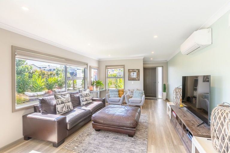 Photo of property in 90b/1 Endeavour Drive, Whitby, Porirua, 5024