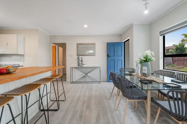 Photo of property in 2/15 Tetrarch Place, Totara Vale, Auckland, 0629
