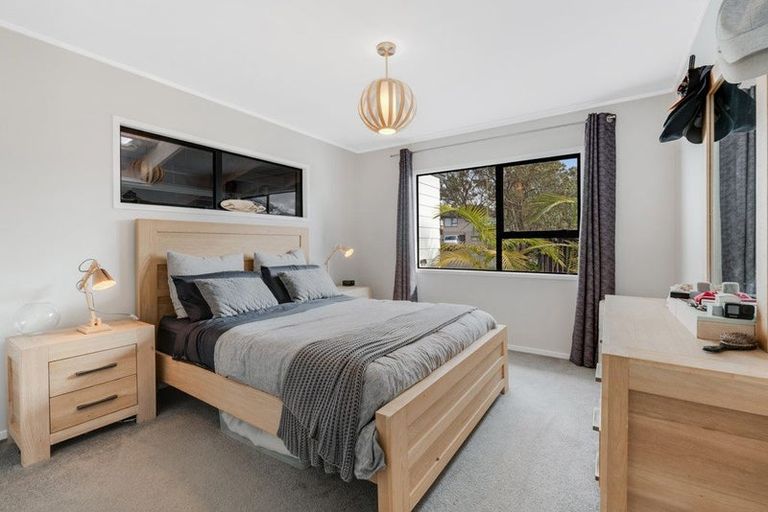 Photo of property in 5 Sevilla Place, Unsworth Heights, Auckland, 0632