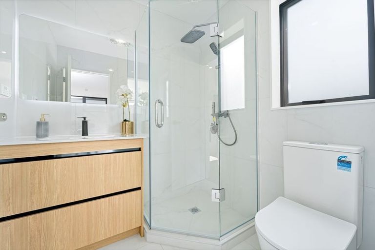 Photo of property in 5/30a Tirimoana Road, Te Atatu South, Auckland, 0602