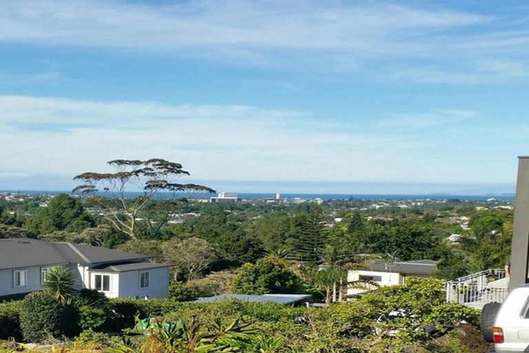 Photo of property in 1/8 Pupuke Road, Hillcrest, Auckland, 0627