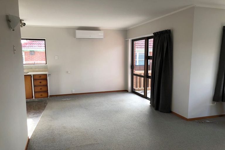 Photo of property in 28a Renata Crescent, Te Atatu Peninsula, Auckland, 0610