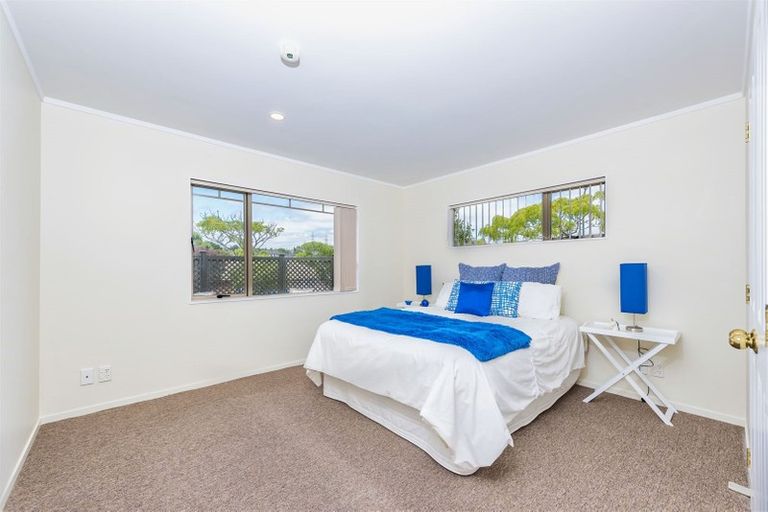 Photo of property in 28 Ginders Drive, Massey, Auckland, 0614