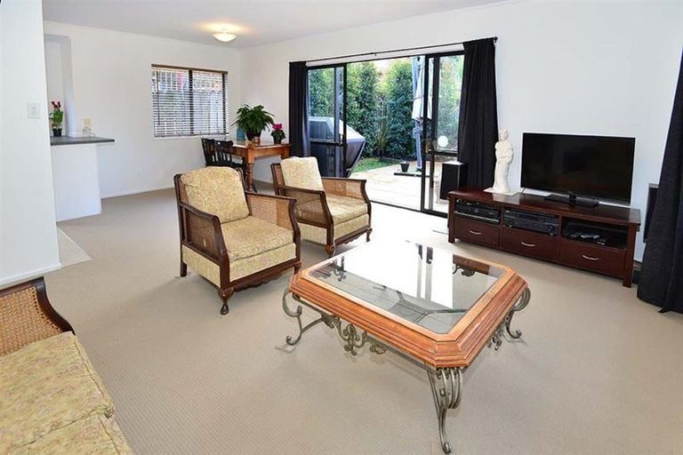 Photo of property in 2/20 Valecrest Place, Bayview, Auckland, 0629