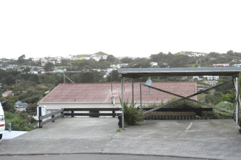 Photo of property in 32 Cheltenham Terrace, Newlands, Wellington, 6037