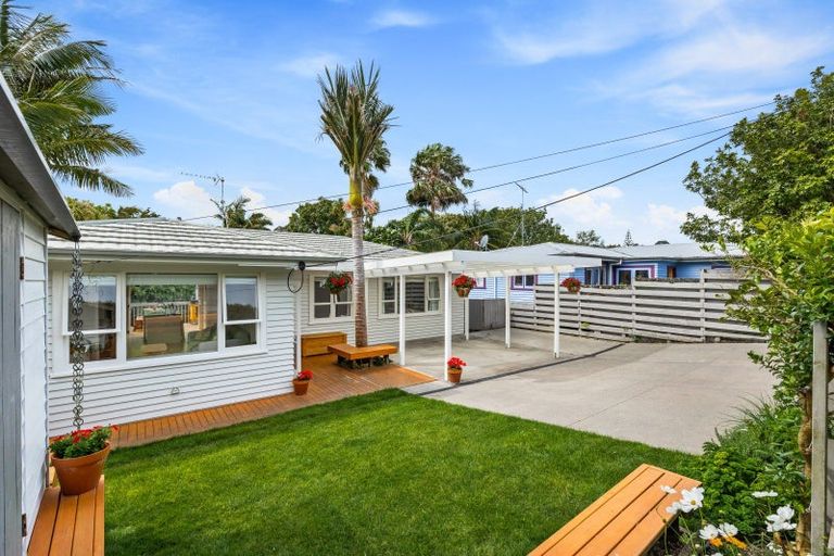 Photo of property in 2/71 Saddleback Rise, Murrays Bay, Auckland, 0630