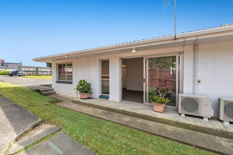 Photo of property in 1/587 Glenfield Road, Totara Vale, Auckland, 0629