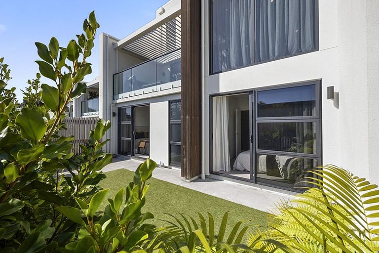 Photo of property in 2/11a Baring Terrace, Strandon, New Plymouth, 4312