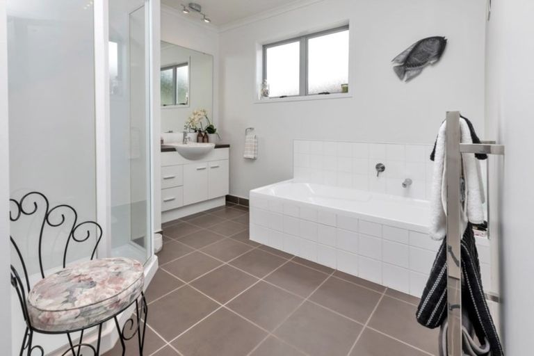 Photo of property in 18 Resolution Place, One Tree Point, 0118