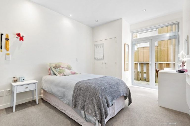 Photo of property in 77 Tiketike Way, Brooklyn, Wellington, 6021