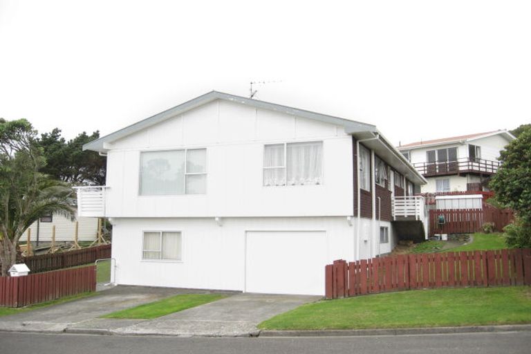 Photo of property in 37 Edgecombe Street, Newlands, Wellington, 6037