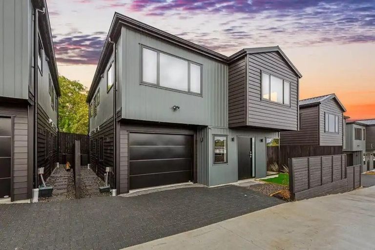 Photo of property in 56c Donovan Avenue, Massey, Auckland, 0614