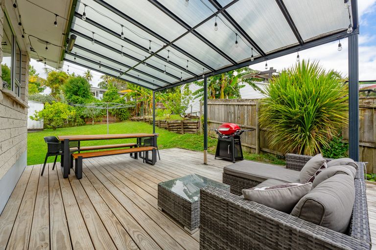 Photo of property in 2/31 Pakira Avenue, Glendene, Auckland, 0602