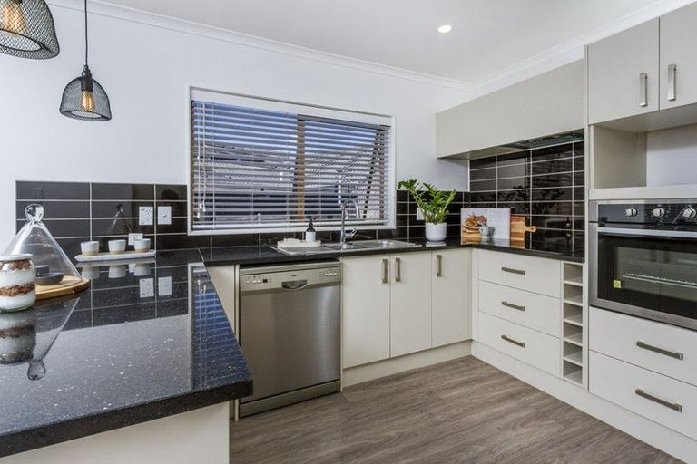 Photo of property in 23 Beach Road, Castor Bay, Auckland, 0620