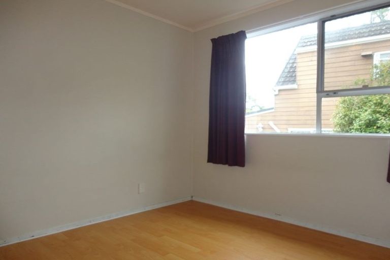 Photo of property in 9/26 Islington Avenue, New Lynn, Auckland, 0600