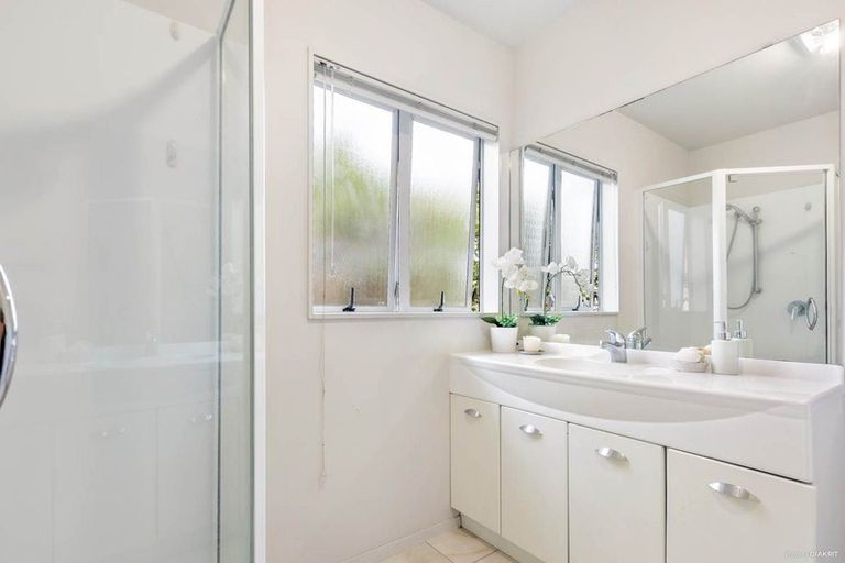 Photo of property in 190 Sunnynook Road, Totara Vale, Auckland, 0627