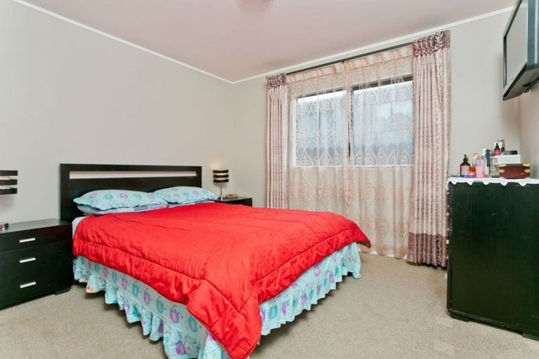 Photo of property in 3/6 Helena Street, Massey, Auckland, 0614