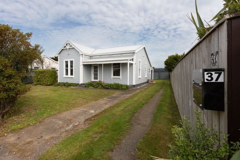 Photo of property in 37 Ross Street, Woodville, 4920