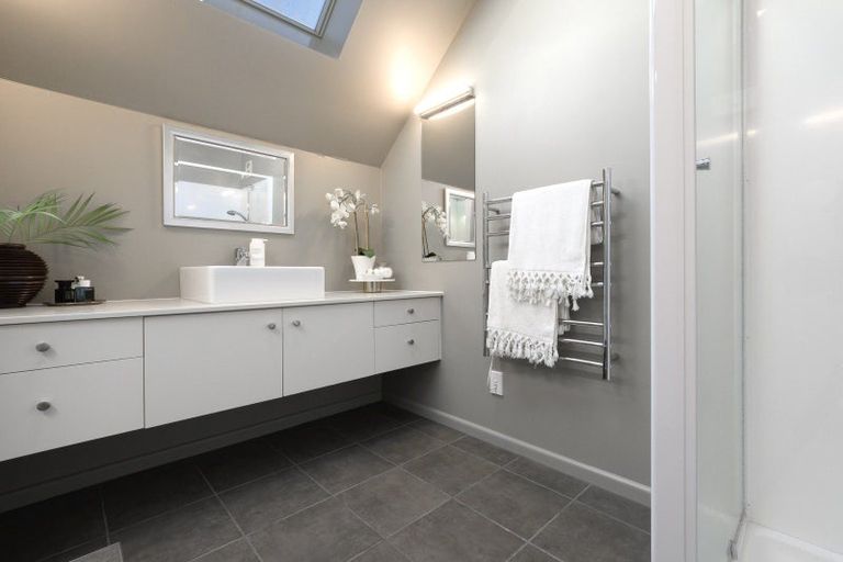 Photo of property in 247 Devonport Road, Tauranga, 3110