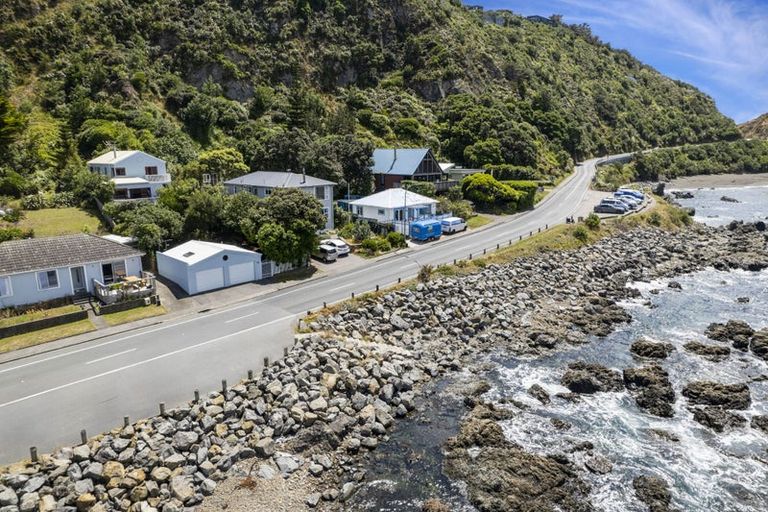 Photo of property in 61 Breaker Bay Road, Breaker Bay, Wellington, 6022
