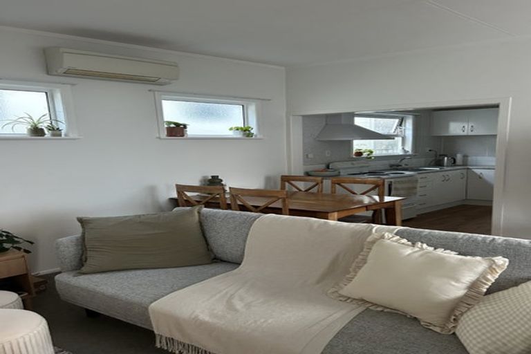 Photo of property in 118 Lyall Parade, Lyall Bay, Wellington, 6022