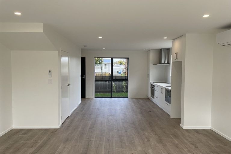 Photo of property in 2/12 Enderby Drive, Te Atatu Peninsula, Auckland, 0610