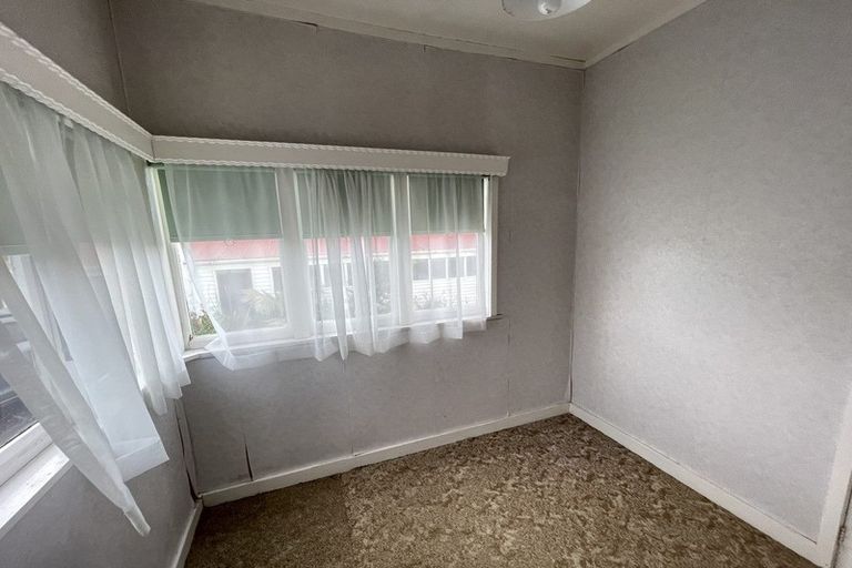 Photo of property in 96 Beach Haven Road, Beach Haven, Auckland, 0626