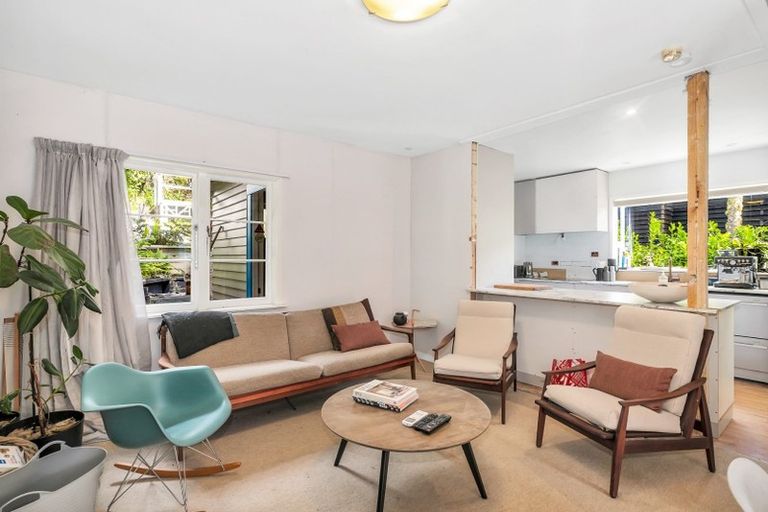 Photo of property in 16 Mahoe Road, Titirangi, Auckland, 0604