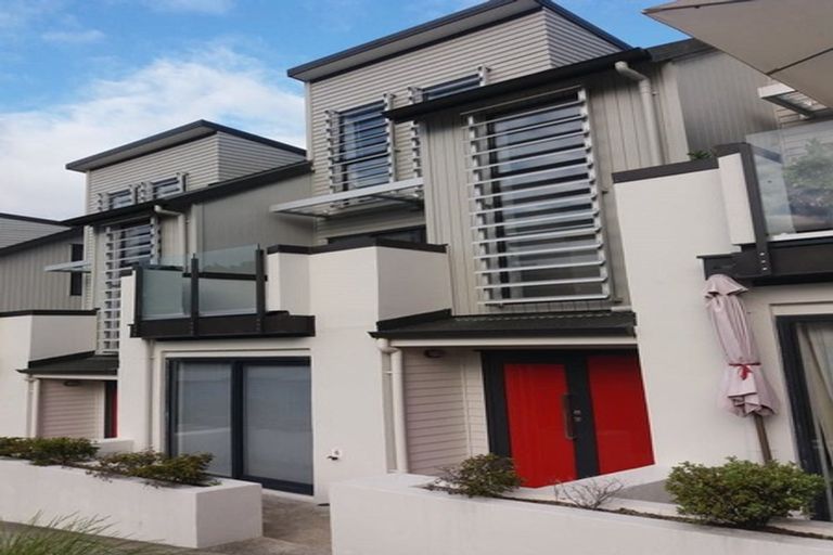 Photo of property in 2/10 Silver Moon Road, Albany Heights, Auckland, 0632