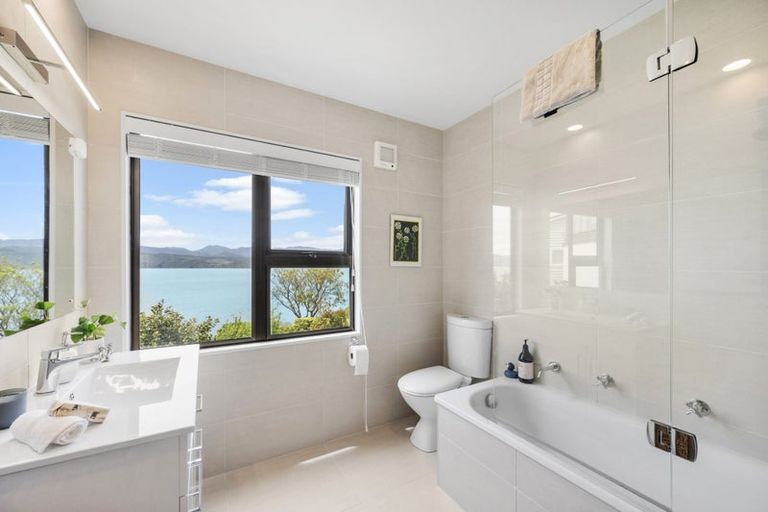 Photo of property in 38 Napier Street, Karaka Bays, Wellington, 6022