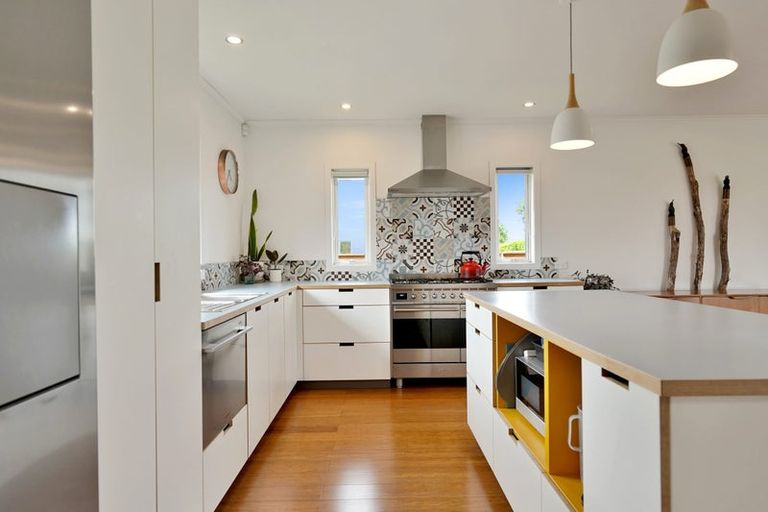 Photo of property in 14 Harbour View Road, Te Atatu Peninsula, Auckland, 0610
