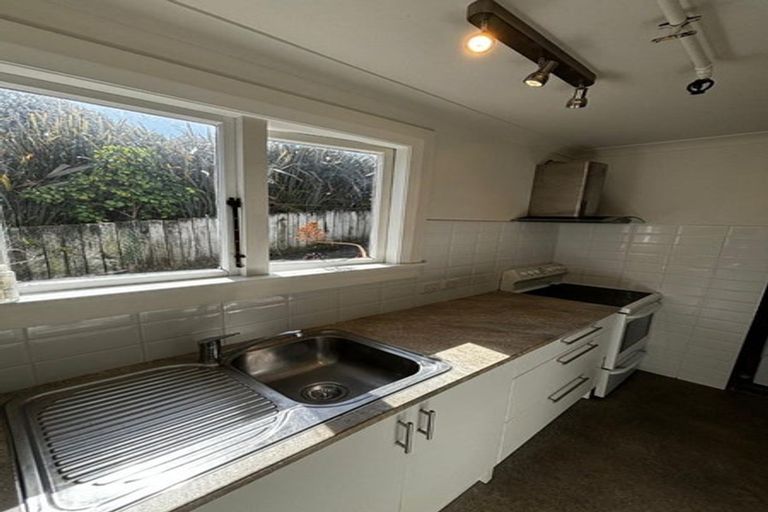 Photo of property in 5 Gilbert Street, New Plymouth, 4310