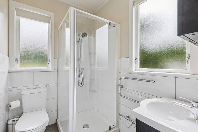 Photo of property in 9 West Road, Northland, Wellington, 6012