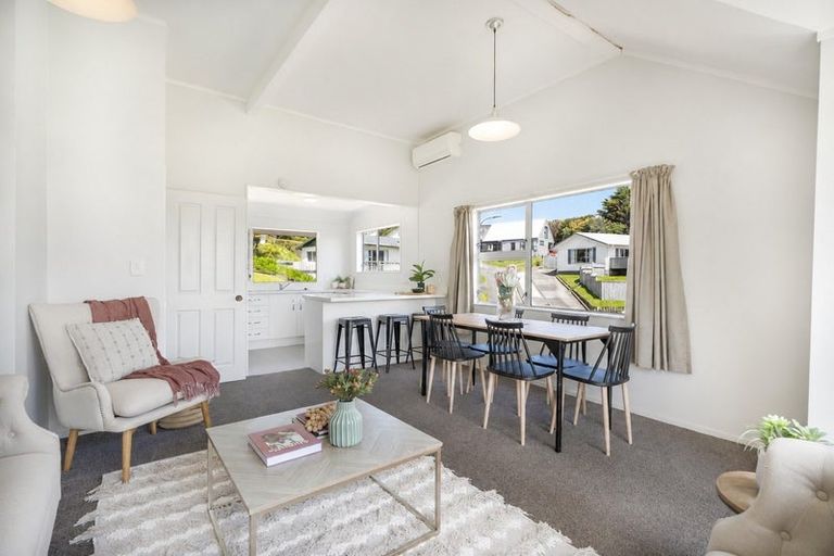 Photo of property in 5 Pimlico Place, Newlands, Wellington, 6037